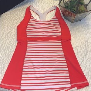 Lululemon workout top fits 4-6